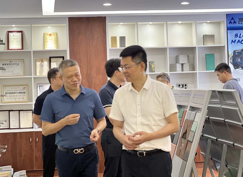 Walikota Wang Lianzan dari Kota Nan'an, didampingi oleh tim pimpinan kota, mengunjungi Sanlian Machinery