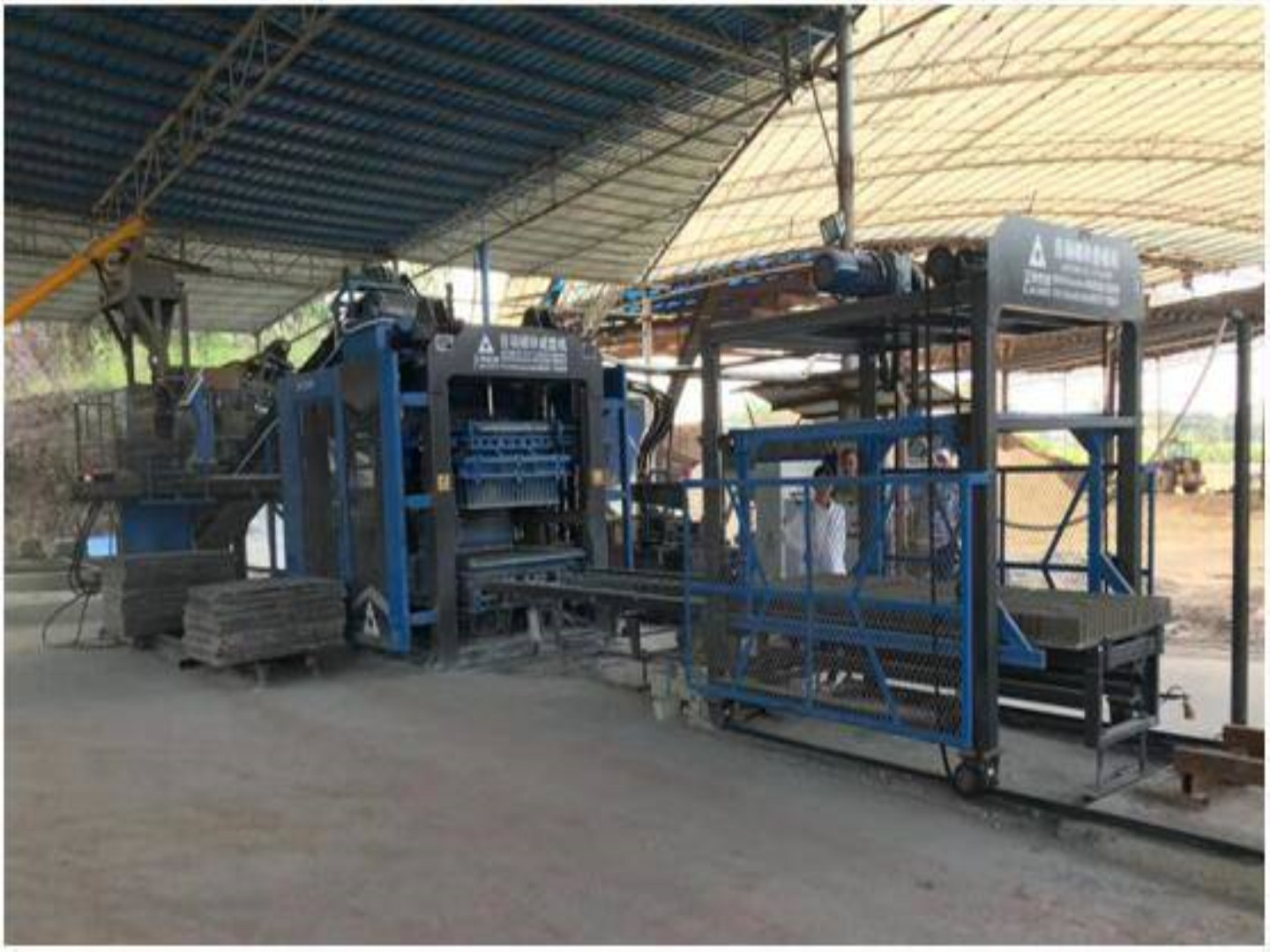 Mesin pembuat batu bata otomatis fly ash dengan motor servo 4 sumbu di India